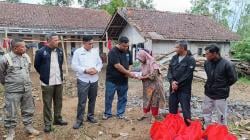 Anggota DPRD Garut Bersama Camat Cigedug Tengok Rumah Rubuh Akibat Gempa