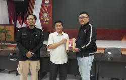 KPU Jabar Serahkan Puluhan Ribu APK Kepada Timses Paslon Cagub dan Cawagub