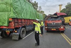 Kecelakaan di Lamongan Hari Ini Truk Trailer Tabrak Truk Boks