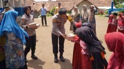 Polres Tasikmalaya Kota Bagikan Paket Makanan Sehat Bergizi Gratis di SDN Sukamukti Cisayong