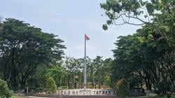 Bendera Merah Putih Lusuh Berkibar di Gedung DPRD Sukabumi