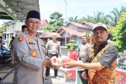 Kapolres Rohul Bagikan Ratusan Nasi Kotak dalam Jumat Berkah, Ajak Warga Jaga Pilkada Damai