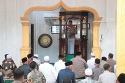 Meneladani Kepemimpinan Rasulullah SAW, Kapolsek Nibong Isi Khutbah Jum'at di Masjid Jami' Al Falah