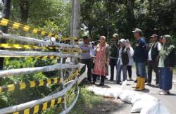 Tinjau Jalan Longsor di Kecamatan Tempursari, Pj Bupati Lumajang: Kita Perbaiki dengan Dana BTT