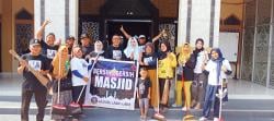 Peduli Kebersihan, Tim Relawan Bebas-Siti Gelar Bakti Sosial Bersih-Bersih Masjid