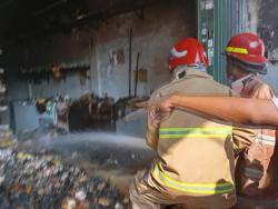 Kebakaran Hebat Landa Toko Budi Snack di Gresik, Api Berkobar Lebih dari Dua Jam