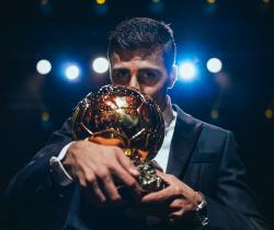 Rodri Resmi Sabet Trofi Ballon d'Or 2024