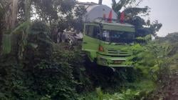 Jagat Jungkir Balik, ODGJ Bawa Truk Tangki Angkut Limbah B3 Terperosok di Sawah Desa Citepus