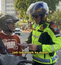 Viral! Kasatlantas Surabaya Tegur Pengendara Motor yang Bonceng Anak Tanpa Helm