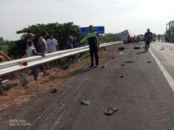 Polisi Olah TKP Kecelakaan Antara Mobil Kru TV One dan Truk di Tol Pemalang