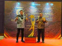 Semakin Bersinar, Bank Daerah Karanganyar Raih Human Capital Award dari Majalah Top Buusines