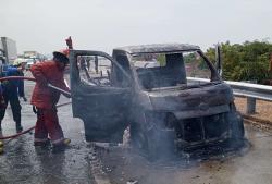 Mobil Pikap Angkut Kursi Hangus Terbakar di Jalan Tol Batang-Semarang