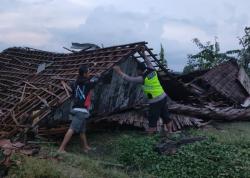 Hujan Angin Kencang Mengamuk di Kedungadem Bojonegoro, Rumah - Kandang Ternak Ambruk