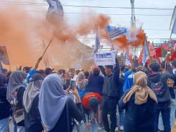 Blokade Pantura, Ratusan Buruh di Brebes Gruduk Gedung DPRD Brebes Tuntut Upah Layak 