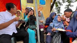 Calon Bupati Garut Merakyat, Helmi Budiman Sarapan Bubur Bareng Kader Posyandu