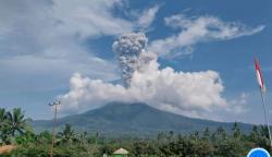 Breaking News! Ile Lewo Tobi Laki - Laki Kembali Erupsi Kolom abu 1.500 meter Warga di Minta Waspada