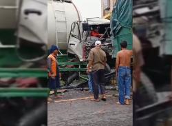 Mengerikan, Kecelakaan Truk Tangki dengan Truk Gandeng Muatan Semen Sopir Terjepit Kabin