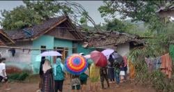 Dilanda Hujan Deras Disertai Angin Pohon Tumbang Timpa 2 Rumah Warga di Banjarwangi