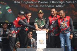 Panglima TNI Membuka PRIMA 4X4 Challenge dan Berikan Paket Sembako serta Akta Kelahiran kepada Warga