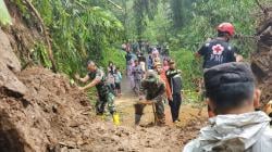 Pohon Tumbang dan Tanah Longsor Menutup Jalan Petungkriyono