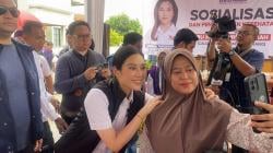 Warga Rebutan Selfie dengan Angela Tanoesoedibjo pada Acara Bakti Sosial di Tangerang