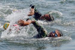 Foto-foto Buaya Petarung Brigif 2 Marinir Lomba Renang Laut Binsat Kormar