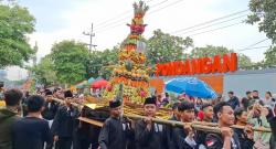 Kirab Tumpeng Agung Raksasa, Ribuan Warga Gresik Berburu Berkah di Haul KH. Syafi'i Pongangan