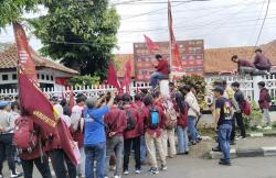 Puluhan Mahasiswa Demo KPU Kuningan, Tuntut Hal Ini