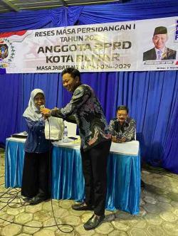 Anggota DPRD Kota Blitar, M Raihan Tsany Azurra Bantu Kaum Difabel dari Gaji Pribadi