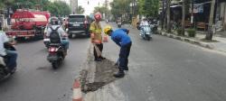 Tumpahan Cor Truk Molen Bahayakan Pengguna Jalan di Bojonegoro