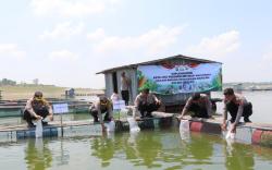 Dukung Program Presiden Prabowo, Polres Sragen Tebar 10.000 Bibit Ikan di WKO