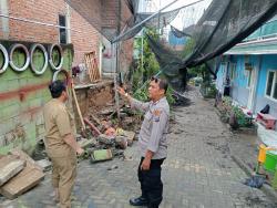 Cuaca Ekstrem Robohkan Tembok Pembatas Sekolah, Lima Motor Tertimpa