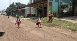 Anak Sekolah di Lebak Terpaksa Nyeker! Jalan Rusak Parah Akibat Truk Tambang, Mana Aksi Pemerintah?