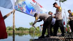 Dukung Ketahanan Pangan, Polres Pemalang Tebar Benih Ikan dan Tanam Bibit Jagung 