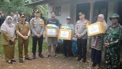 Kapolda Lampung Berikan Bantuan kepada Korban Bencana Angin Kencang di Sukoharjo