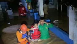 Dramatis! Tim SAR Evakuasi Belasan Warga Terjebak Banjir di Banjaran Bandung