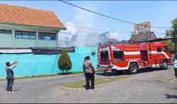 Gudang Penyimpanan Meja dan Kursi SMPN 4 Waru Ludes Terbakar