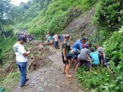 Longsor, Jalan Antar Desa Di Kandangserang Pekalongan, Putus 