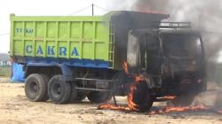 Truk Dirusak dan Dibakar Warga, Buntut Tabrak Bocah SD hingga Luka Parah