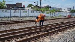 Mengenal Lebih Dekat Kiprah Petugas Pemeriksa Jalur, Pahlawan Keselamatan KAI