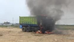 Tabrak Bocah SD di Teluk Naga Tangerang, Warga Hancurkan dan Bakar Truk Tanah