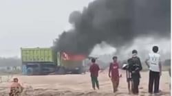 Semakin Gereget! Warga Bakar Truk Buntut Tabrak Bocah dan Langgar Jam Operasional