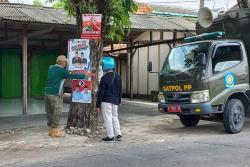 Tim Gabungan Tertibkan Alat Peraga Kampanye Pasangan Calon Yang Langgar Aturan di Grobogan