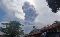 Erupsi Gunung Lewotobi Semakin Intensif, Langit Gelap Gulita di Siang Hari