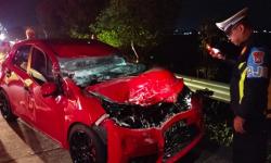 Sopir Ngantuk, Honda Brio Merah Ringsek Tabrak Truk Bermuatan Sembako di Tol Jombang