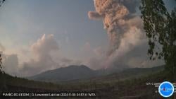 Warga Panik, Pasir bak Hujan Lebat Akibat Erupsi Gunung Lewotobi Terjang Hingga Desa di Sikka NTT