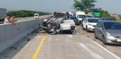 Hilang Konsentrasi Ertiga Tabrak Travel di Tol Batang-Semarang, Satu Penumpang Tewas