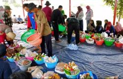 Berbagi Kebahagiaan dengan Tumpeng Sedekah Bumi untuk Para Petani di Indramayu