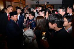 Presiden Prabowo Disambut Hangat Mahasiswa dan Warga saat Tiba di Beijing