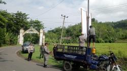 Petugas Gabungan Sindangbarang Tertibkan APK Cabup-Cawabup Cianjur di Tiga Titik Lokasi